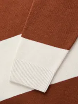 Sweater tejido jacquard con fit relajado y diseño estructurado, de cuello redondo y manga larga. Presenta un diseño a rayas horizontales anchas color marrón y blanco.