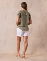 Camisa blanca de manga corta, marca Alex & Jordan. Cuello con solapa y abertura central con botones. Delantera con bolsillo aplicado.