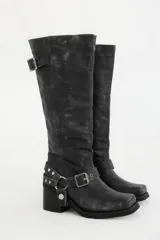 Bota de caña alta de cuero negro con punta cuadrada y estribo desmontable.