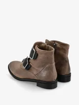 Botín de cuero negro con doble hebilla decorativa y punta redondeada.