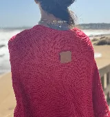 Poncho tejido en hilo de algodón con lurex color negro y dorado, con flecos en el ruedo.