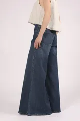 Pantalón de jean azul oscuro, de corte wide leg.