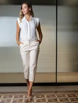 Pantalón capri color beige, marca Zac & Rachel, confeccionado en gabardina elastizada. Presenta pretina con botón, cierre y hebilla metálica, bolsillos inclinados en la parte delantera y corte ajustado.