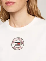 Remera blanca de corte slim con cuello redondo y logo de Tommy Hilfiger estampado en el pecho.