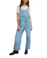 Enterito de jean azul claro, con tirantes ajustables, bolsillo tipo canguro en el pecho y bolsillos laterales y traseros.