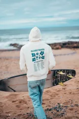 Canguro blanco con capucha y cordones ajustables. Estampado en la espalda con la frase "Glassy Waves" y una lista de actividades de autocuidado.