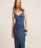 Vestido midi sin mangas de gamuza azul, con escote corazón, lastex en la espalda y encaje en el ruedo.