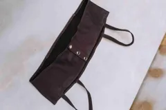 Top corto color ladrillo de cuero con breteles finos.