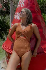 Traje de baño entero color marrón con textura y corte en la zona del abdomen.