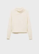 Sweater color beige de tejido de punto, con cuello solapa alto y mangas largas.