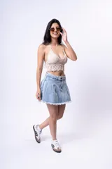 Top color crudo, tejido al crochet, con escote halter y espalda descubierta.