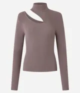 Blusa de punto acanalado color lila, con cuello alto, mangas largas y abertura en el hombro.