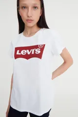 Remera de algodón blanca de corte clásico, con cuello redondo y logo Levi's Batwing estampado en rojo en el pecho.