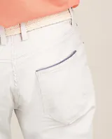Pantalón de hombre color crudo, marca El Ganso, modelo 5 bolsillos, confeccionado en tejido de sarga con 77% algodón, 20% de algodón reciclado y 3% elastano.