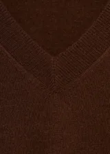 Jersey de punto fino marrón con cuello pico y manga larga.