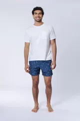 Short de baño azul con estampado de motivos geométricos en blanco.