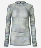 Blusa de tule con cuello alto y mangas largas con fruncido lateral.