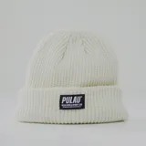Gorro de lana blanco con etiqueta negra con el logo de la marca Pulau.