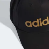 Gorro de béisbol Adidas de color negro con el logo de Adidas en dorado en el frente. Presenta una corona de seis paneles, visera curva y cierre trasero regulable a presión.