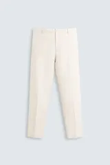 Pantalón de vestir azul marino confeccionado en tejido de lino. Corte recto, con bolsillos laterales y traseros. Se ajusta a la cintura con botón y cremallera.