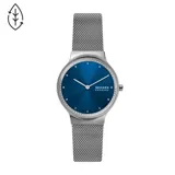 Reloj de acero plata con pulsera de malla y esfera azul.