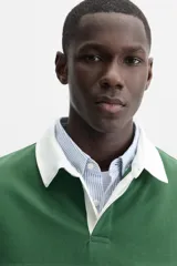 Polo de rugby verde con rayas horizontales azules y blancas, cuello blanco con solapa y cierre de botones, y mangas largas con puños acanalados.