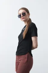 Pantalón negro de tiro alto, corte recto y silueta clásica. Presenta costuras verticales marcadas en la parte delantera de las piernas.