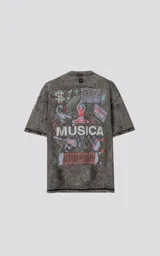 Remera gris con efecto nevado, de manga corta y cuello redondo, corte oversize. Estampado con motivos musicales y la palabra "Música" en el centro.