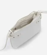 Bolso bandolera pequeño color marrón con textura de piel de cocodrilo, correa fina ajustable, cierre de cremallera y hebillas laterales decorativas.