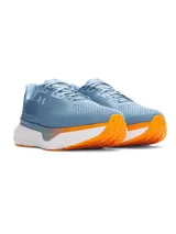 Championes de running Under Armour Infinite Pro, color celeste con detalles en naranja y blanco.
