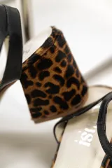 Sandalias de fiesta con tira ancha en terciopelo verde pistacho con brillo, taco de 7cm y horma normal. Hechas en Uruguay.