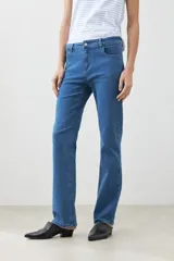 Pantalón de jean azul de corte recto, con bolsillos delanteros y traseros, y presillas para cinturón.
