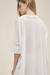 Túnica corta blanca de lino con cuello camisero y mangas 3/4.