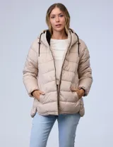 Campera acolchada tipo puffer de color beige, con costuras horizontales y capucha integrada con cordones ajustables negros. Presenta cierre frontal negro y bolsillos laterales.