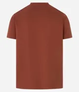 Remera de algodón color ladrillo, corte slim fit, cuello redondo y mangas cortas.