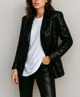 Blazer negro de lentejuelas con solapas y corte clásico.