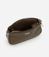 Bolso baguette marrón de cuero sintético con correa de cadena plateada desmontable y cierre de cremallera.