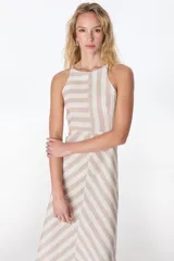 Vestido midi de lino a rayas verticales color verde y blanco, con cuello halter y corte evasé.