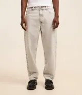 Pantalón baggy jeans color gris claro, con cierre de botón y cremallera, y bolsillos laterales y traseros.