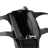 Cartera negra de símil cuero con doble asa, correa regulable extraíble y cierre con cierre y botones imantados.