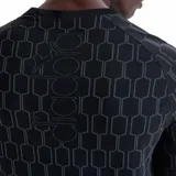Remera de manga larga negra con estampado geométrico en gris oscuro y logo de la marca en el pecho.