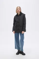 Campera negra con capucha y cuello de piel sintética.