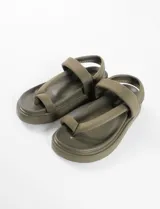 Sandalias de cuero sintético color verde oliva con plataforma.