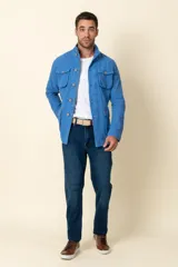 Cazadora azul de lino con cuello clásico, cierre frontal con botones, cuatro bolsillos plaqué y puños abotonados.