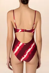 Traje de baño entero con estampado abstracto en tonos borgoña, rojo y crema. Presenta corte corsetero con breteles finos.
