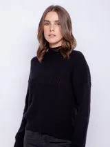 Polera de tejido de punto con diseño acanalado, cuello alto y manga larga, ideal para combinar con diferentes prendas.