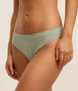 Kit de dos bombachas tipo bikini hilo, sin costuras, texturizadas, color verde y beige.