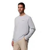 Remera de manga larga gris claro con logo de Columbia en el pecho. Confeccionada con tejido transpirable de secado rápido y protección UV.