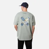 Remera verde de corte holgado con estampado pequeño en el centro del pecho.