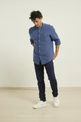 Camisa rosada de lino y algodón, con cuello mao, manga larga y bolsillo de parche en el pecho.